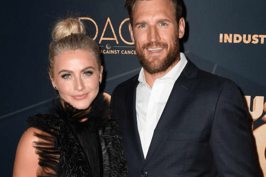is julianne hough in a relationship