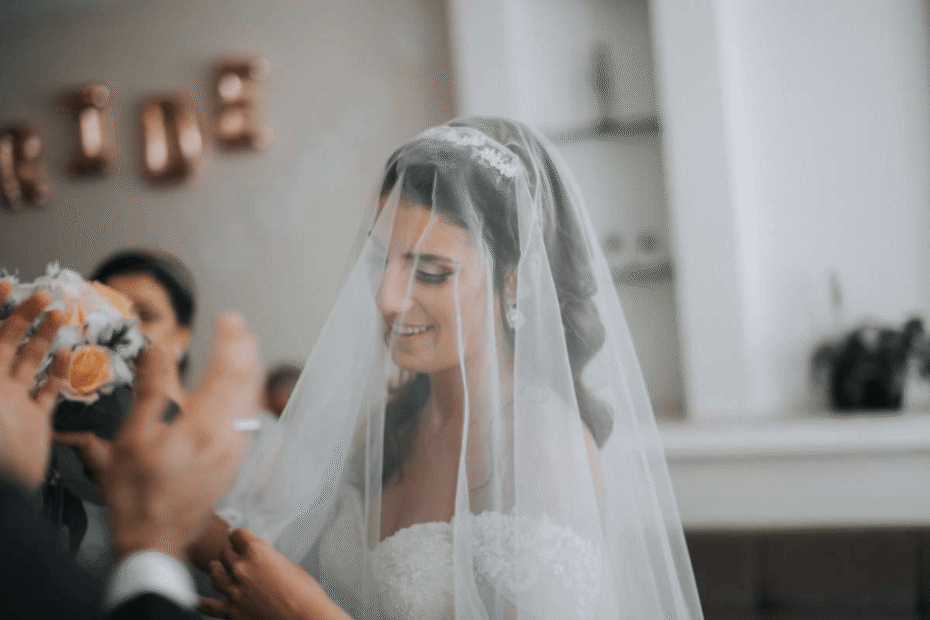 do brides still need a veil